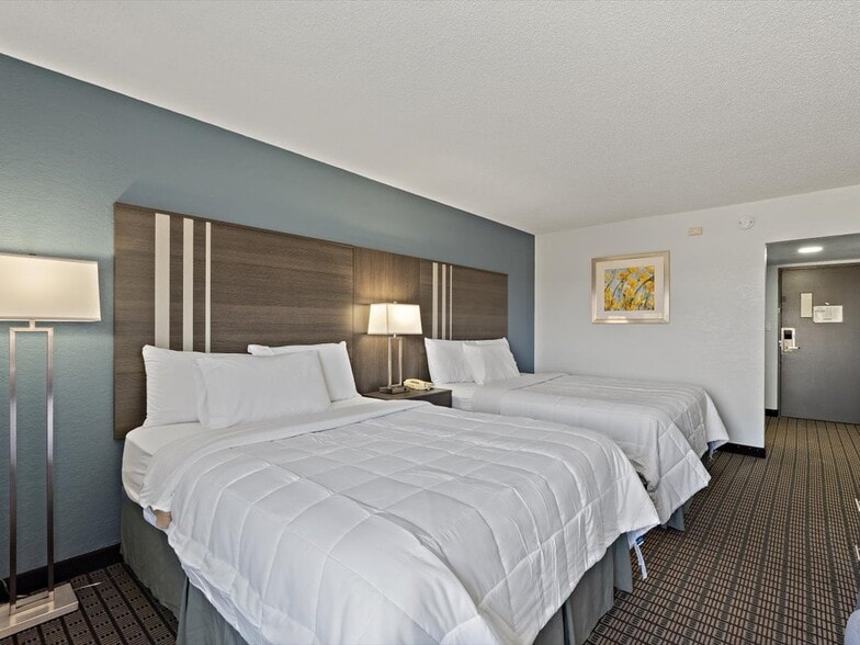 More Photos Of 2105 1st Ave, Rock Falls Hotel For Sale