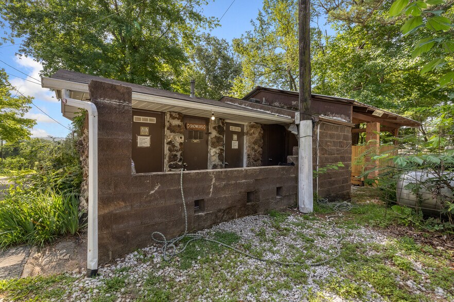 More Photos Of 621 Court St, Jasper Trailer Camper Park For Sale