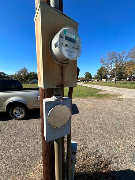 More Photos Of 600 Turner Dr, Palestine Warehouse For Sale