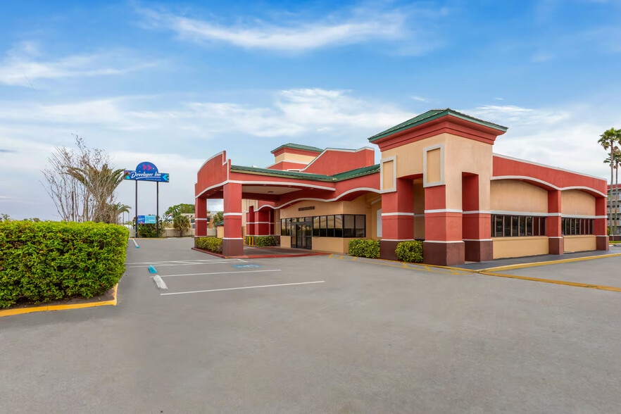 More Photos Of 2500 33rd St, Orlando Hotel For Sale