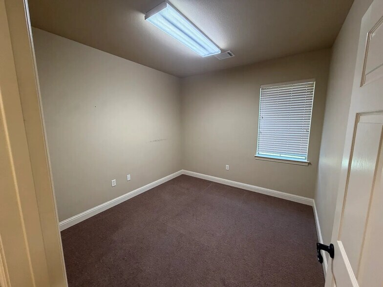 More Photos Of 2217 Martin Dr, Bedford Medical For Lease