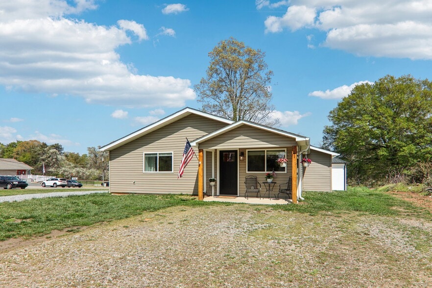 Primary Photo Of 111 W Crawford St, Landrum Flex For Sale