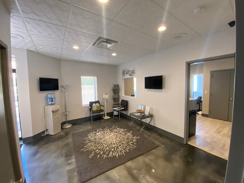 More Photos Of 65 Burt Dr, Deer Park Warehouse For Lease