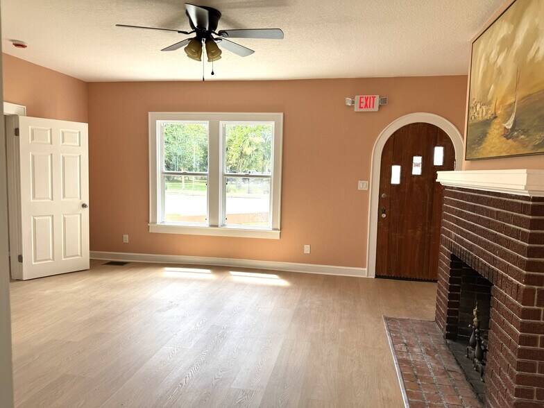More Photos Of 904 E Moody Blvd, Bunnell Office For Lease