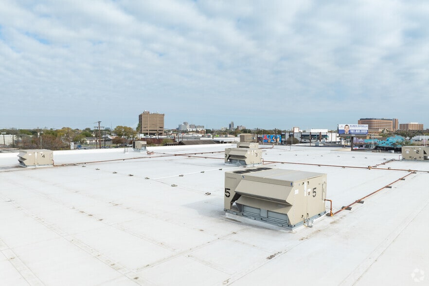 More Photos Of 1737 S Staples St, Corpus Christi Freestanding For Sale