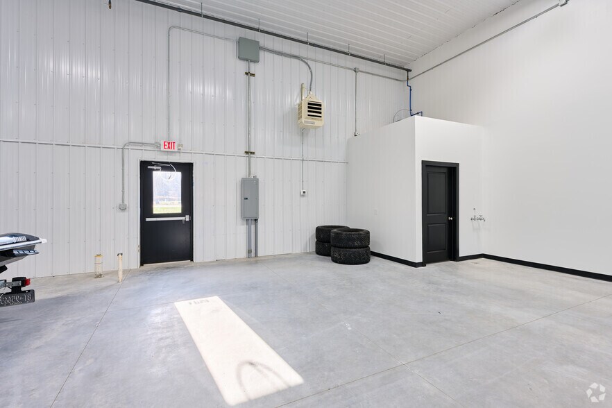 More Photos Of 10 Regency Oaks Blvd, Rochester Warehouse For Lease