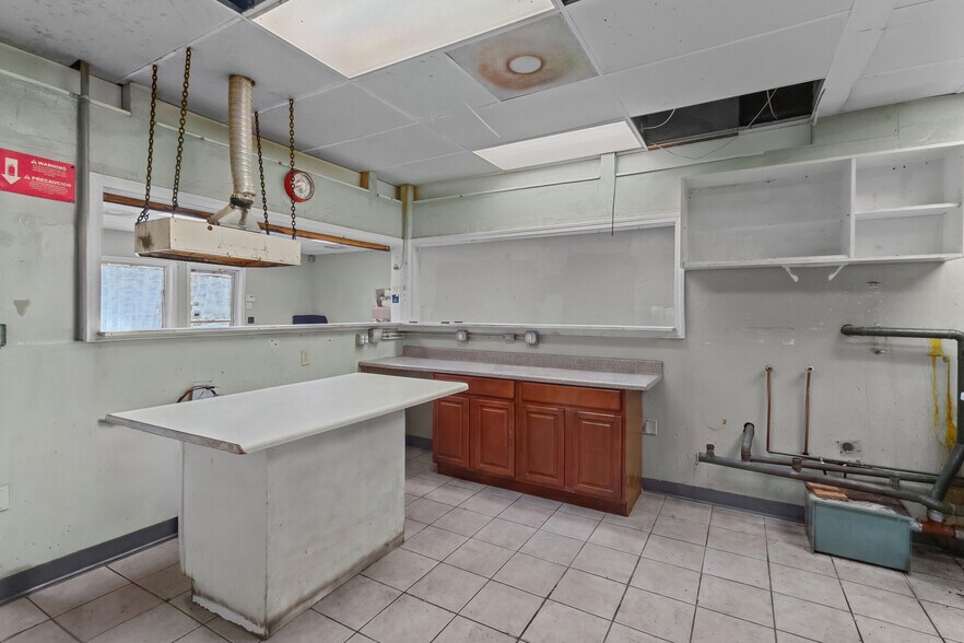 More Photos Of 184 W Main St, Dudley Freestanding For Sale