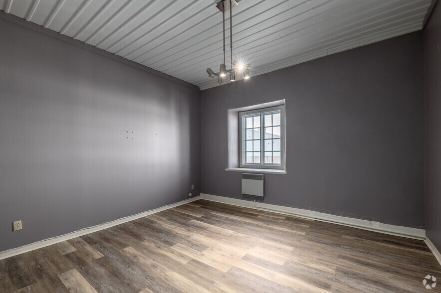 More Photos Of 32 Rue Saint-Charles, Longueuil Office For Lease