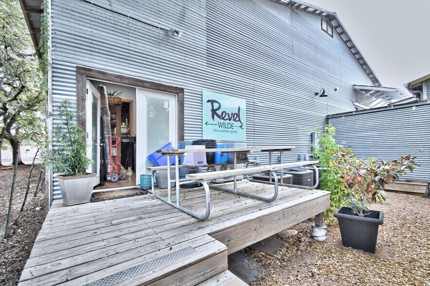 More Photos Of 330 W Mercer St, Dripping Springs Freestanding For Lease