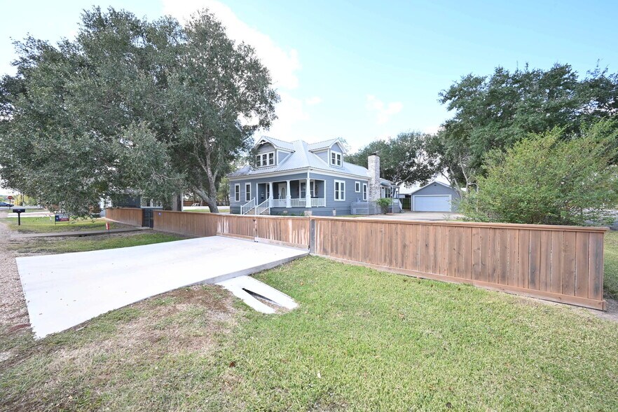 More Photos Of 315 Cedar St, New Ulm Specialty For Sale