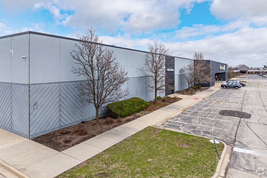 More Photos Of 400-440 Airport Rd, Elgin Warehouse For Lease