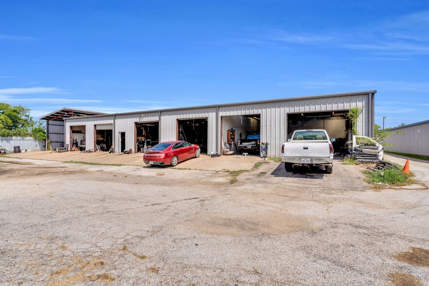 More Photos Of 475 W Commerce St, Fairfield Auto Salvage Facility For Sale