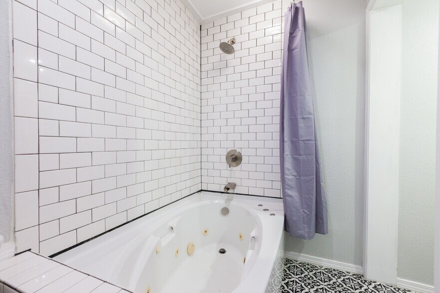 More Photos Of 222 N I St, Tacoma Apartments For Sale