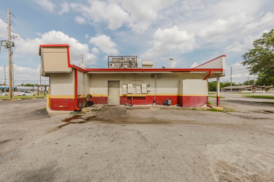 More Photos Of 503 N West St, Wichita Fast Food For Sale
