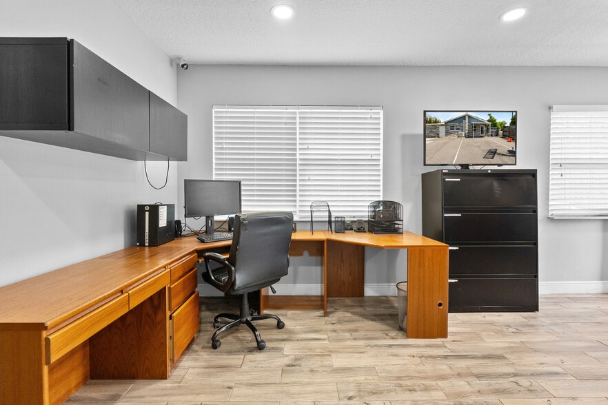 More Photos Of 5424 Edgewater Dr, Orlando Flex For Lease