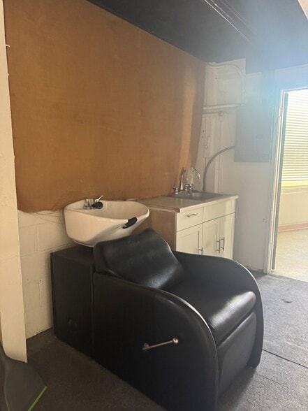 More Photos Of 525 Cummins St, Honolulu Storefront For Lease