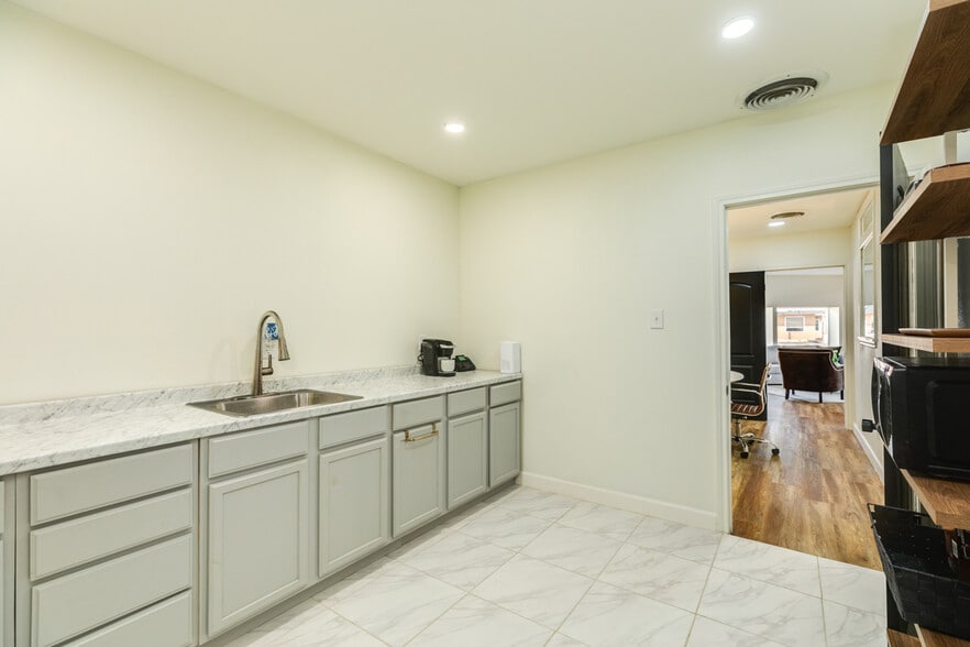 More Photos Of 449 S 17th St, West Columbia Office For Sale