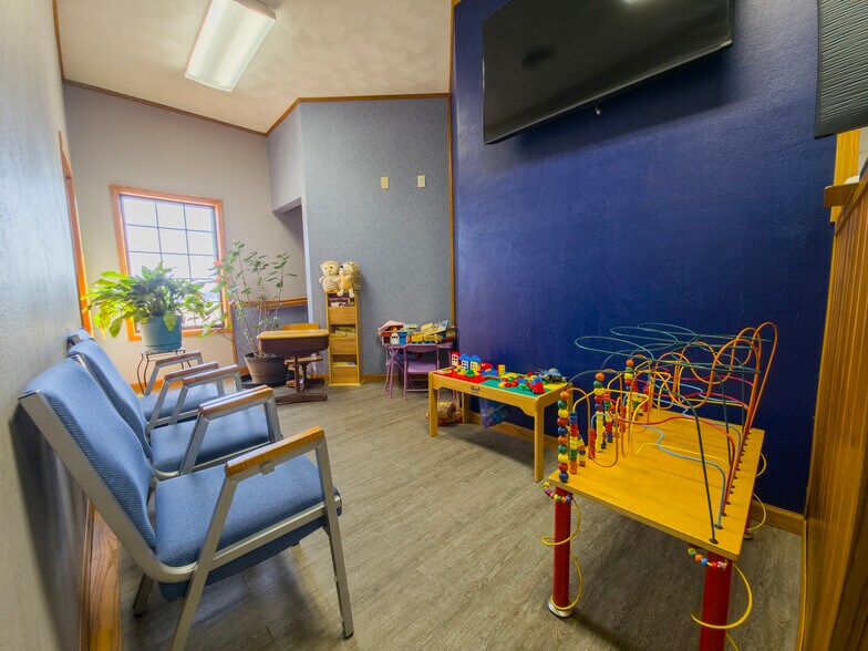 More Photos Of 2103 W 9th St, Mount Carmel Office For Sale