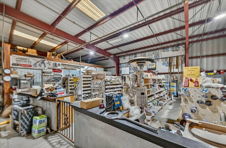 More Photos Of 149 Ashland ave, Lindsay Industrial For Sale
