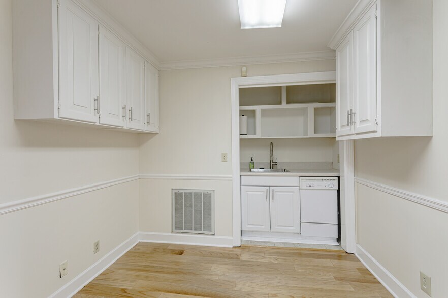 More Photos Of 644 W Iris Dr, Nashville Office For Lease