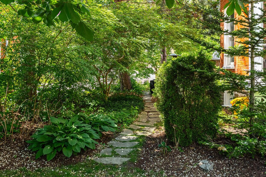 More Photos Of 343 Main St E, Picton Hotel For Sale