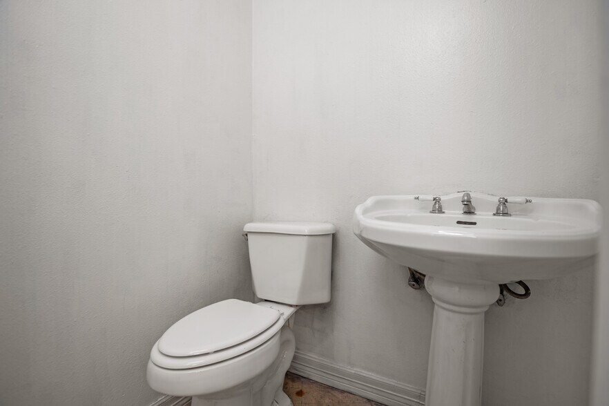 More Photos Of 1504 E Loop 304, Crockett Office For Sale