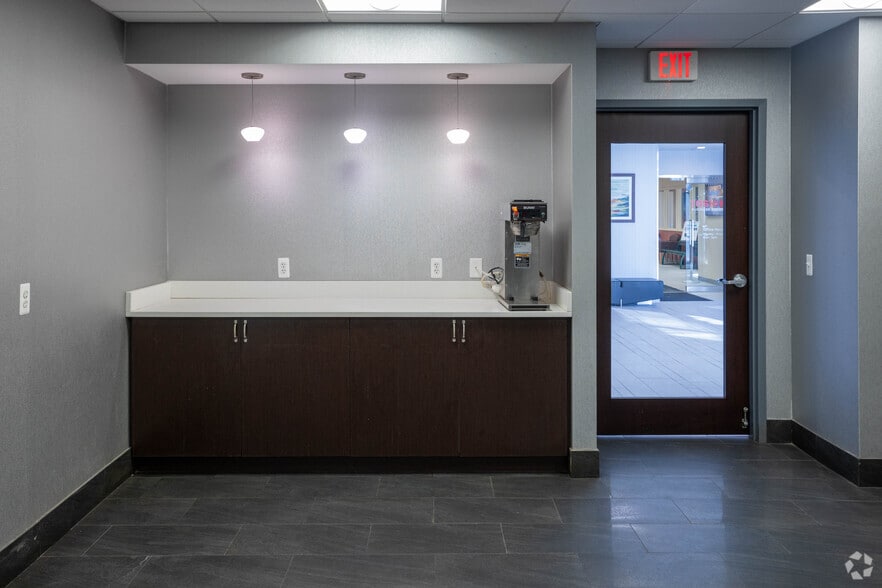 More Photos Of 900 US Highway 9 N, Woodbridge Office For Lease