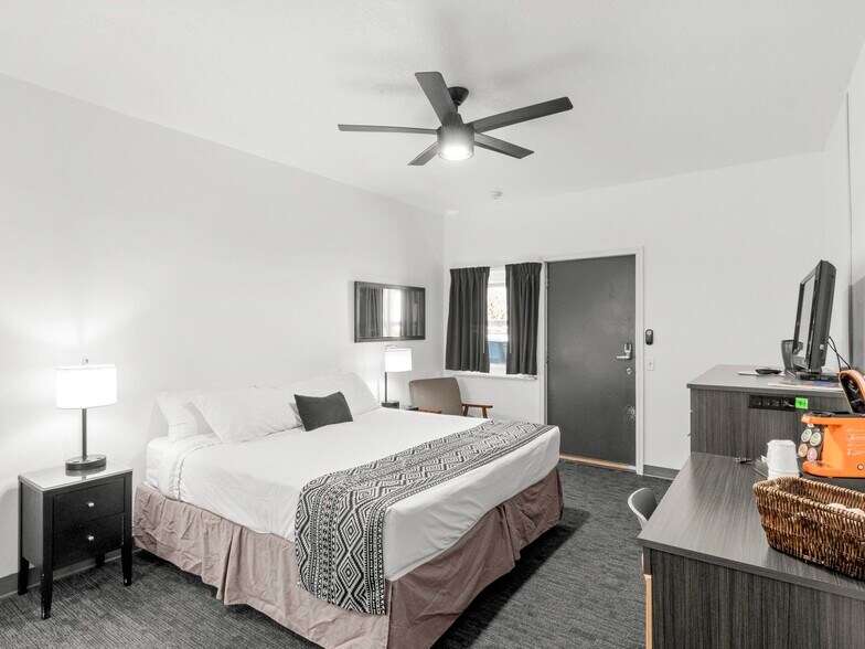 More Photos Of 475 W Main St, Escalante Hotel For Sale