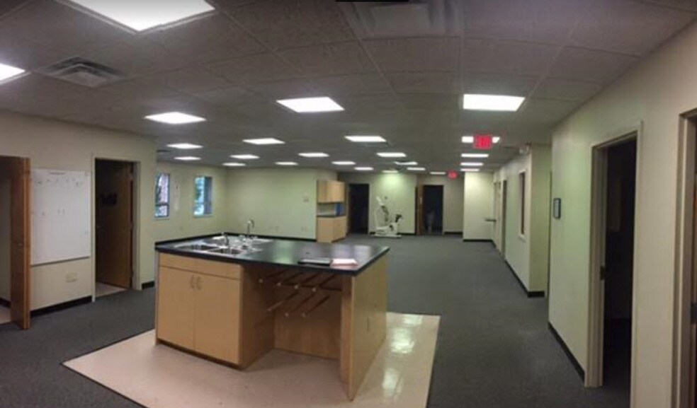 More Photos Of 624 Quaker Ln, High Point Office For Sale