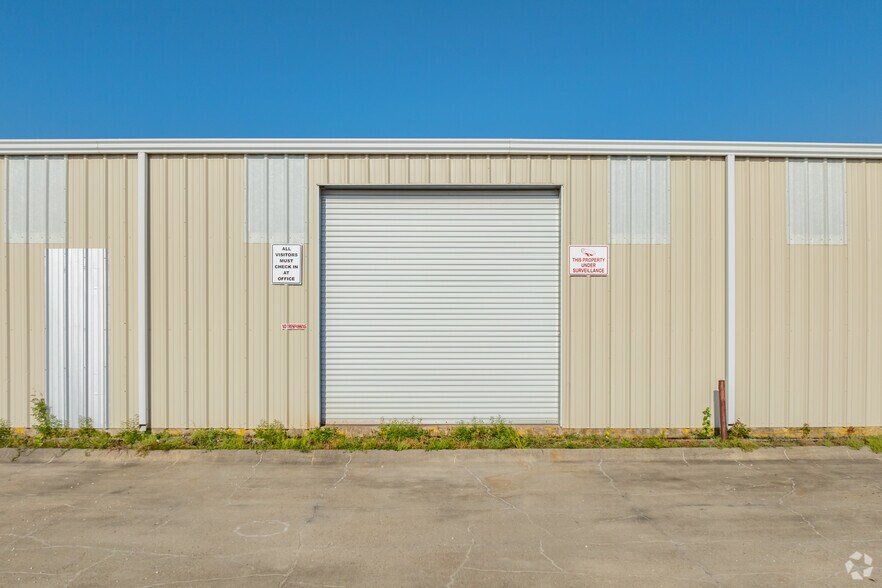 More Photos Of 13523 Conklin Ln, Houston Warehouse For Lease