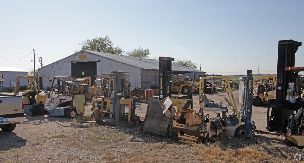 More Photos Of 1651 E Hicks Field Rd, Fort Worth Warehouse For Sale