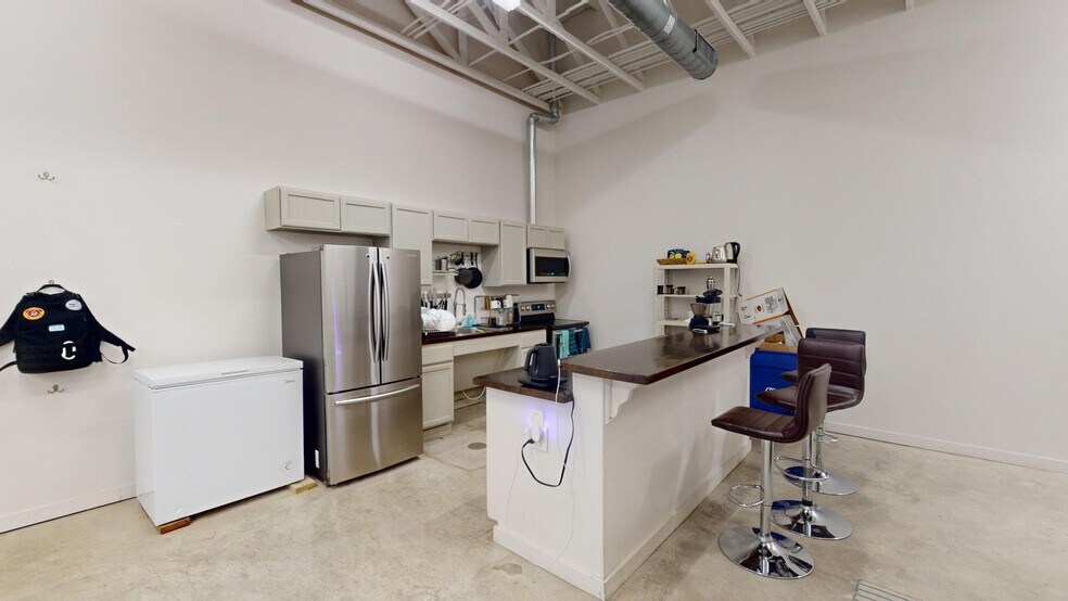 More Photos Of 1700 Montopolis Dr, Austin Freestanding For Sale