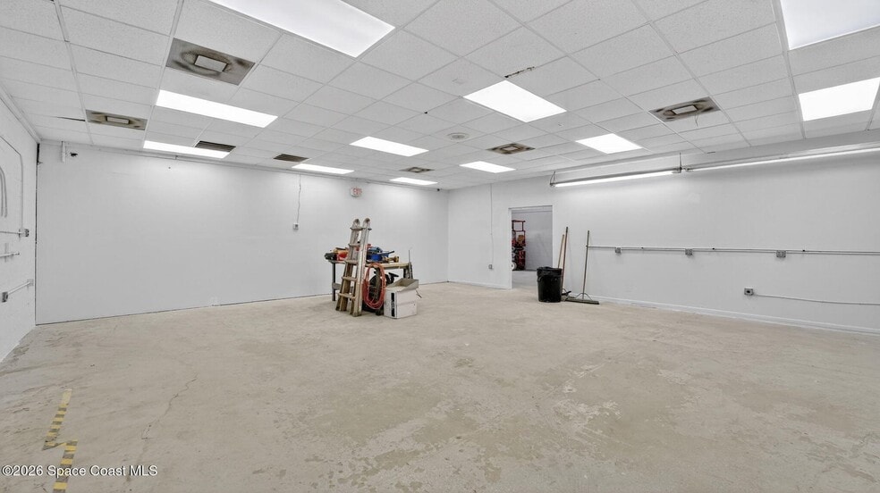 More Photos Of 711 E Seminole Ave, Melbourne Warehouse For Lease