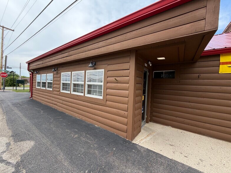 More Photos Of 617 S Washington St, New Paris Bar For Sale