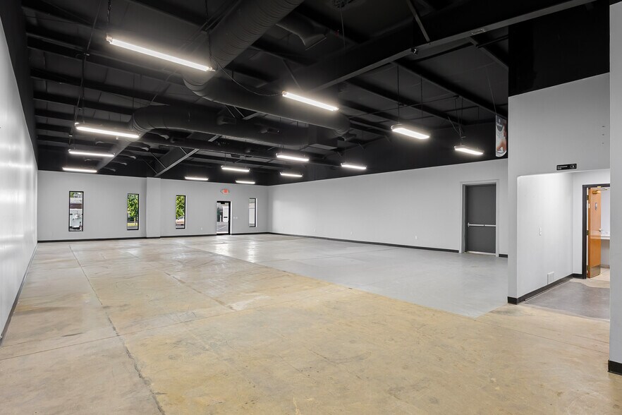 More Photos Of 3537 W Two Mile House Rd, Columbus General Retail For Lease