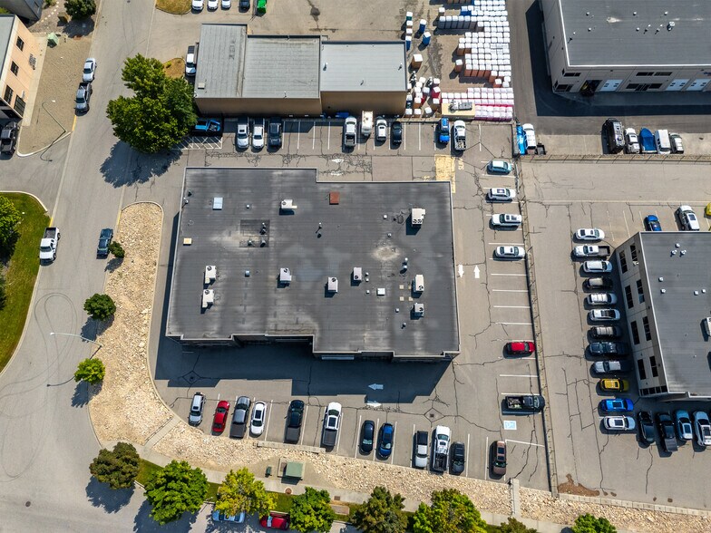 More Photos Of 215 Neave Rd, Kelowna Office For Lease