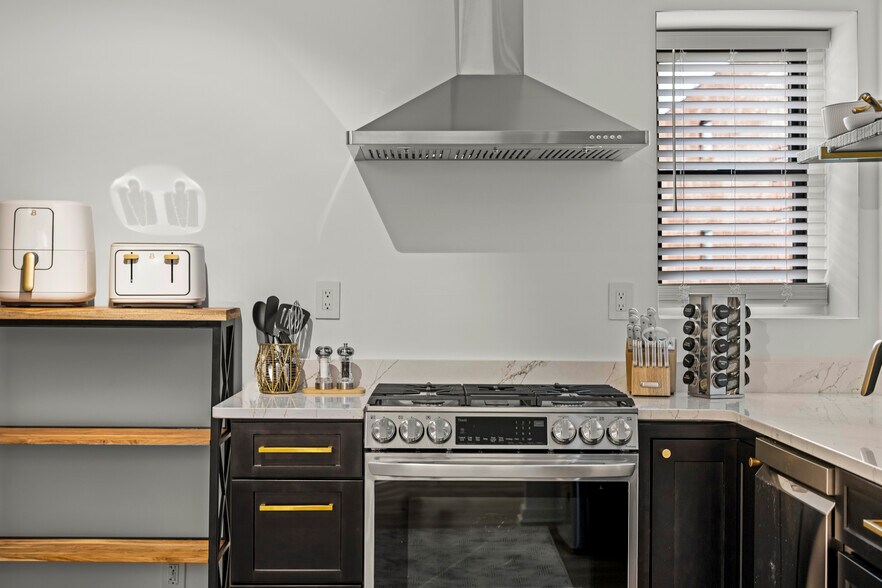 More Photos Of 9-13 Broadway St, Asheville Storefront Retail Office For Sale