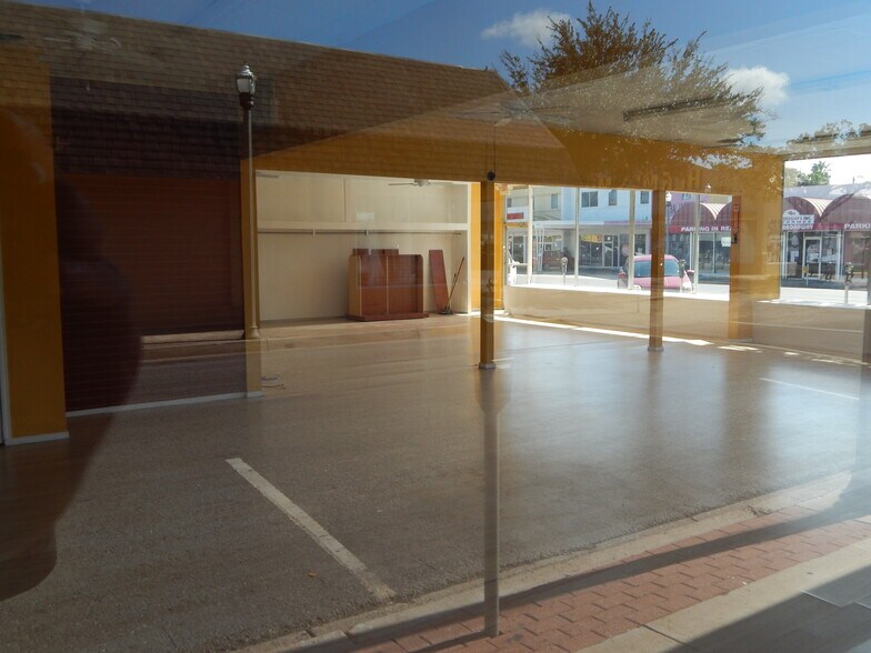 More Photos Of 320 S Broadway St, McAllen Department Store For Sale