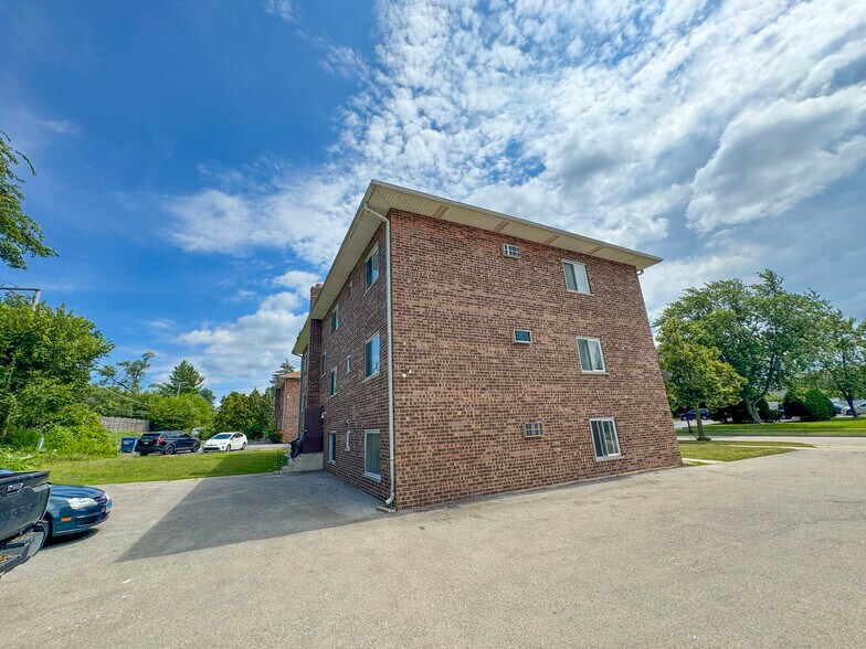 More Photos Of 1150 Surrey Dr, Glen Ellyn Apartments For Sale