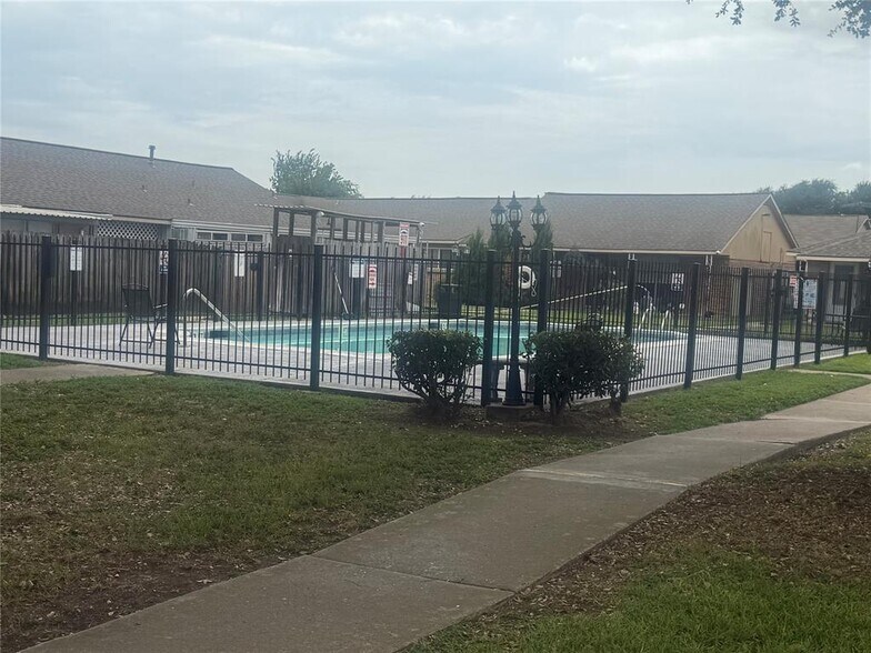 More Photos Of 3202-3358 Burke Rd, Pasadena Apartments For Sale