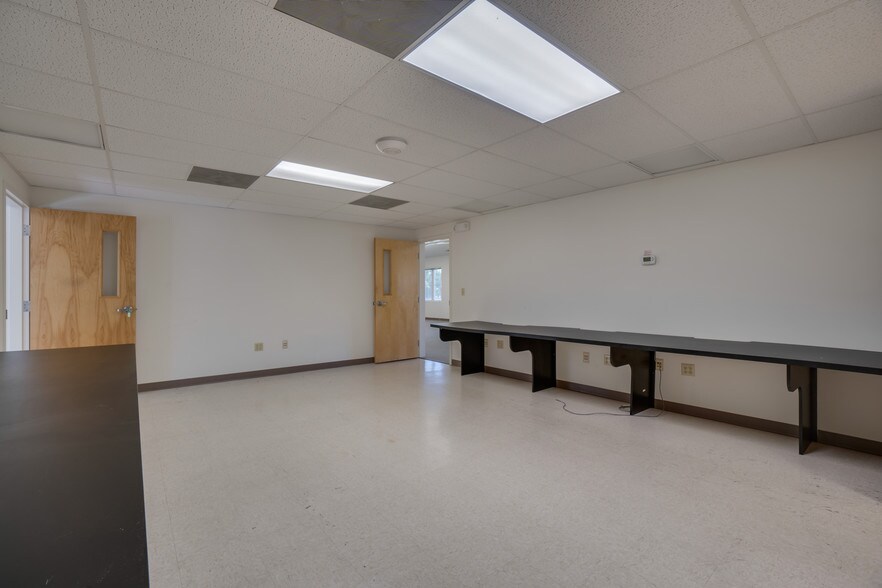 More Photos Of 2442 New Dorset Cir, Powhatan Office For Lease
