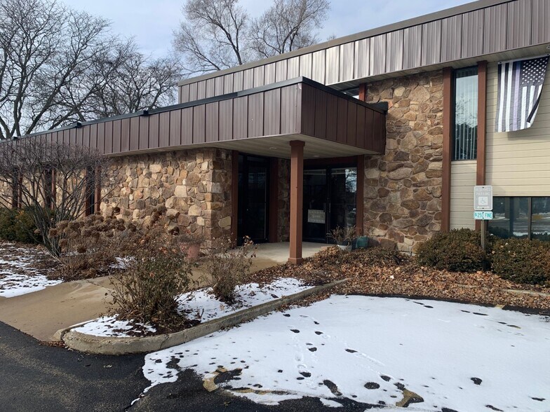More Photos Of 85 Market St, Elgin Office For Sale