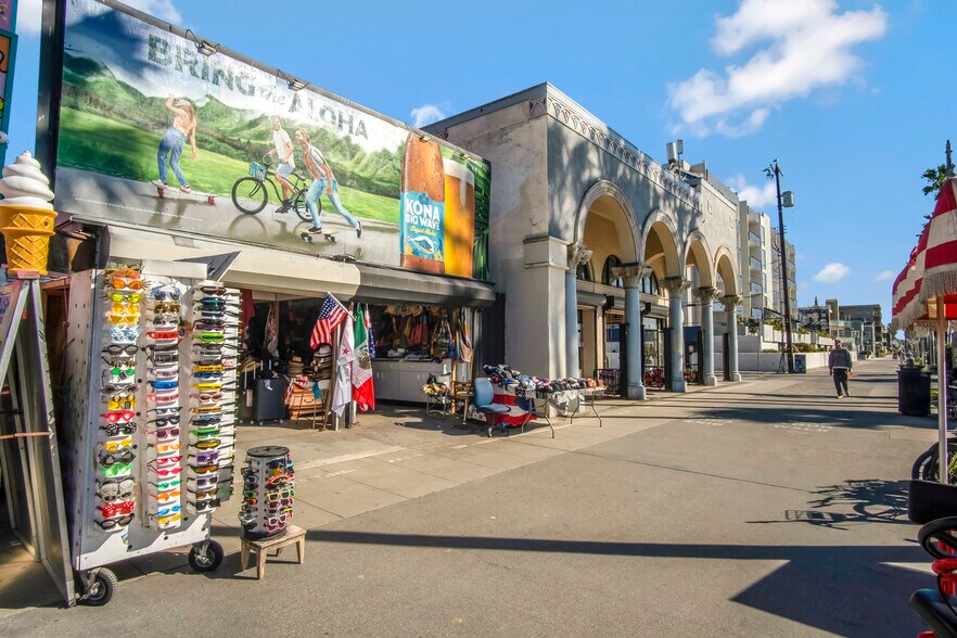 More Photos Of 2013 Ocean Front Walk, Venice Storefront For Lease