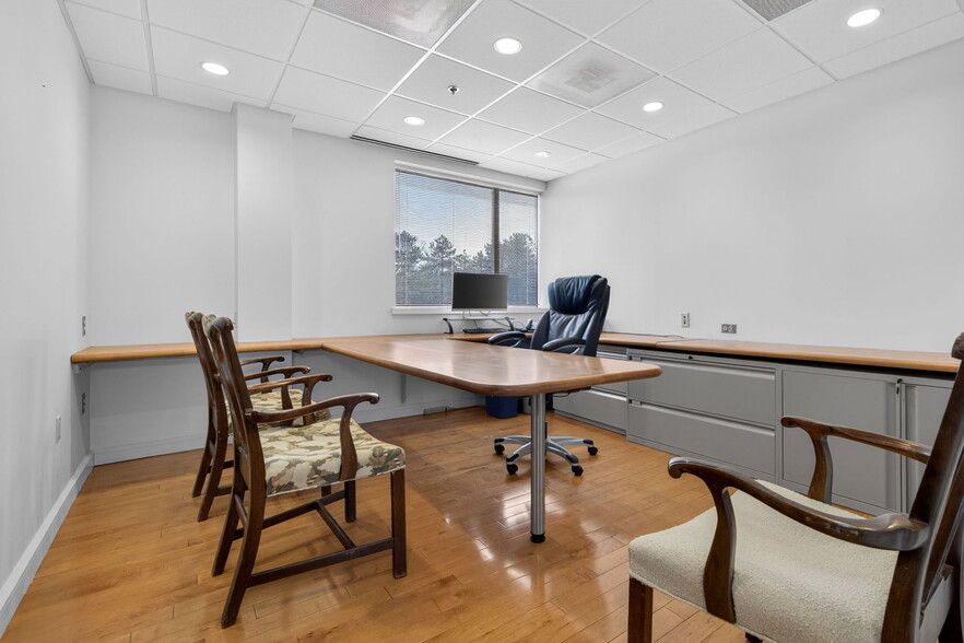 More Photos Of 450 Lexington St, Auburndale Office For Sale