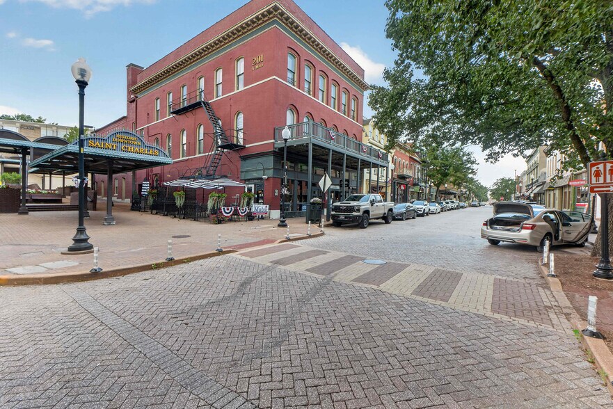 More Photos Of 138 N Main St, Saint Charles General Retail For Sale
