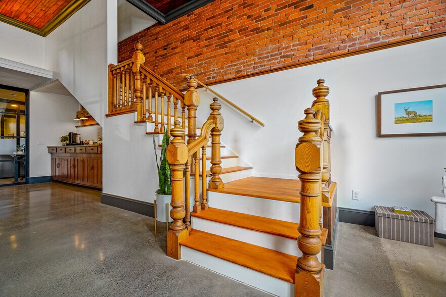 More Photos Of 144 S Main St, Independence Storefront Retail Office For Sale