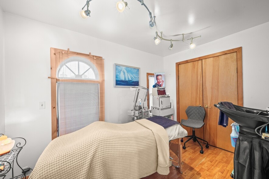 More Photos Of 231 E Buffalo St, New Buffalo Hotel For Sale