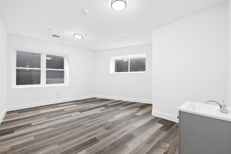 More Photos Of 533 Greenwich St, Hempstead Apartments For Sale