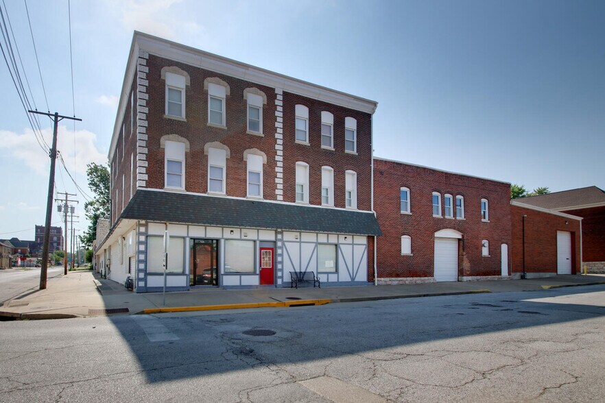 More Photos Of 301 S 7th St, Quincy Light Distribution For Sale