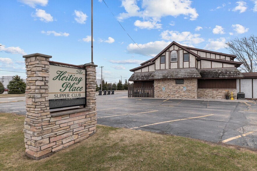 Primary Photo Of 1101 W North Ave, Little Chute Restaurant For Lease